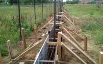 Армирование фундамента для забора: какую арматуру использовать под ленту