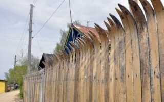 Делаем забор на даче из подручных материалов
