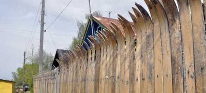 Делаем забор на даче из подручных материалов