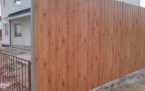 Забор из профнастила под дерево – особенности выбора и монтажа