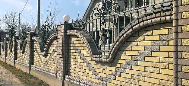 Забор из кирпича и ковки: фото столбов и элементов ворот