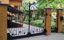 Куда должна открываться калитка в частном доме: сторона для ворот