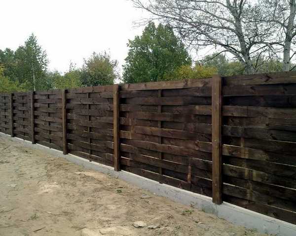 Изгородь из древесины