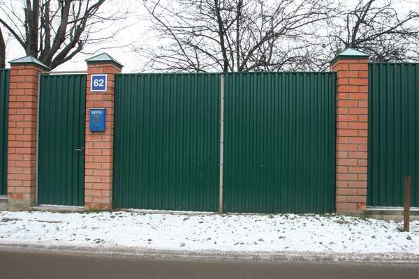 Как крепить профнастил на забор