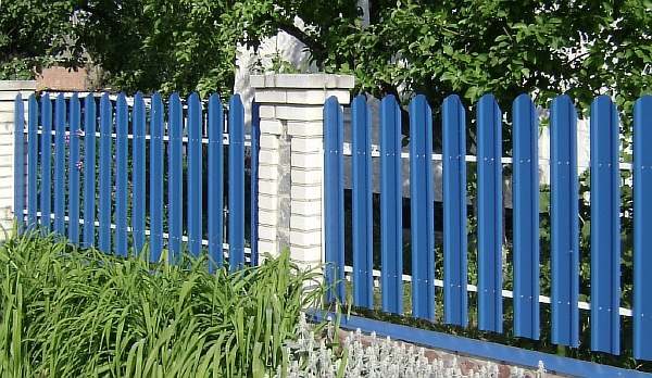 Палисадник из евроштакетника
