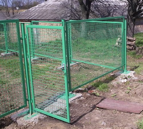 Дачный участок, обнесенный панельным забором с распашной калиткой Дачный участок, обнесенный панельным забором с распашной калиткой