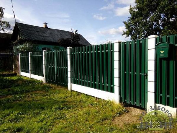 Забор из евроштакетника шахматка
