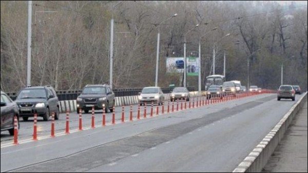 Фото, где изображены пластиковые ограждающие столбики вдоль проезжей части.