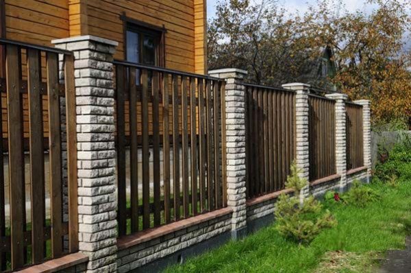 Фото забора из дерева со стороны фасада здания Фото забора из дерева со стороны фасада здания