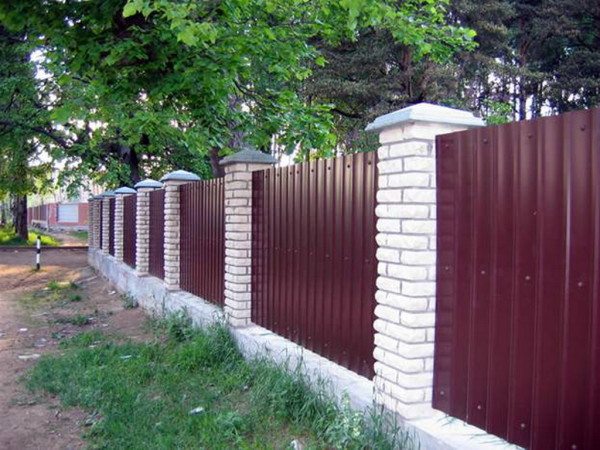 Фото забора из профнастила, красиво и экономично Фото забора из профнастила, красиво и экономично