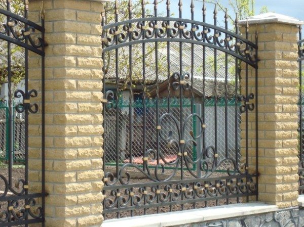Художественные кованые элементы и кирпич под дикий камень Художественные кованые элементы и кирпич под дикий камень