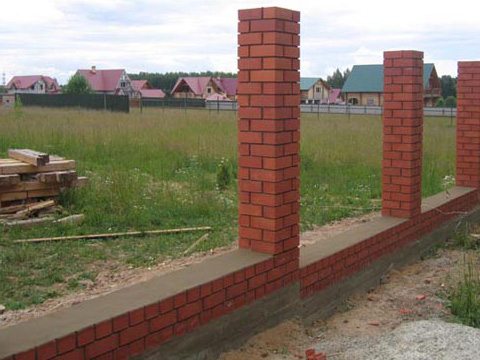 Кирпичные столбы для забора