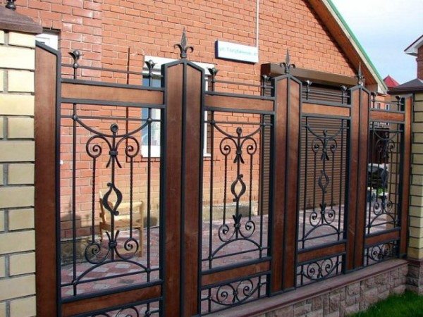 Комбинированный забор: ковка, дерево, камень, кирпич. Комбинированный забор: ковка, дерево, камень, кирпич.