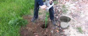 Если бур застрял, нужно в полученное углубление налить воды