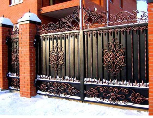 Металлический забор с элементами художественной ковки