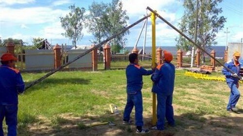 Сваи необходимо вкручивать в грунт под прямым углом, строго выдерживая их вертикальность