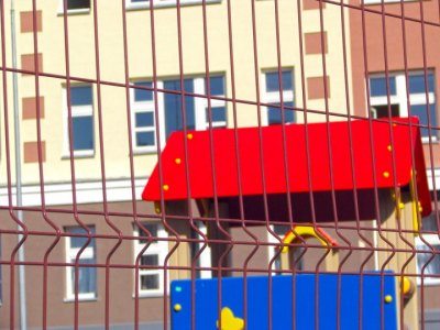 На фото – забор из сварной металлической сетки На фото – забор из сварной металлической сетки