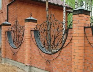 Оригинальный забор из облицовочного кирпича с металлическими элементами и колпаками с подсветкой