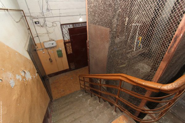 Повредить такие перила трудно даже намеренно. Повредить такие перила трудно даже намеренно.