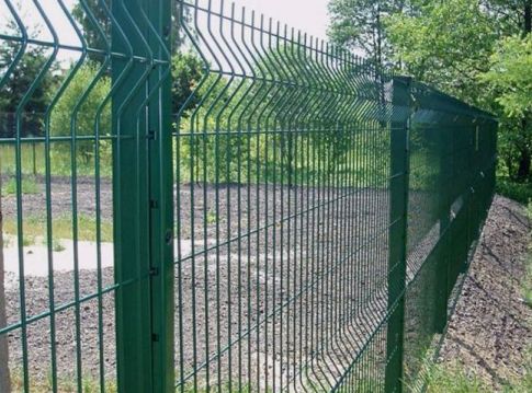 Пример забора из полимерной сетки Пример забора из полимерной сетки