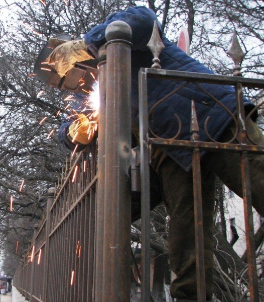 Привариваем секции к опорам