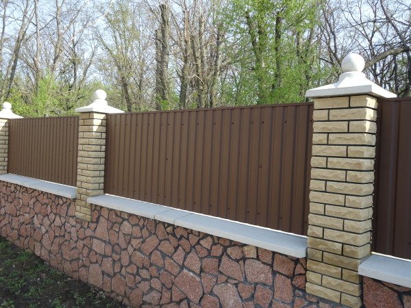Профнастил, установленный на каменно-кирпичный каркас