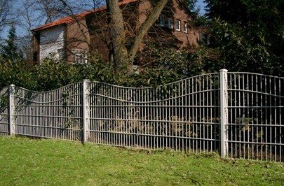 Простая ограда на металлических опорах