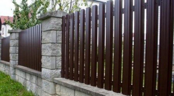 Шлакоблок вперемешку с металлом Шлакоблок вперемешку с металлом