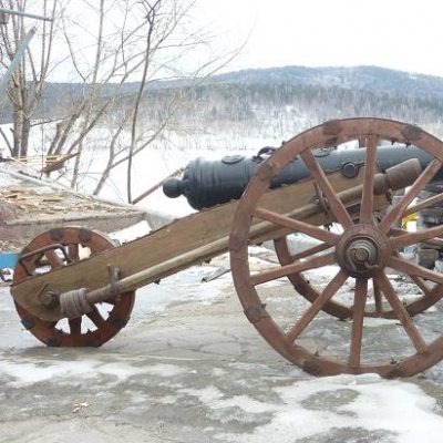 Старинная чугунная пушка Старинная чугунная пушка