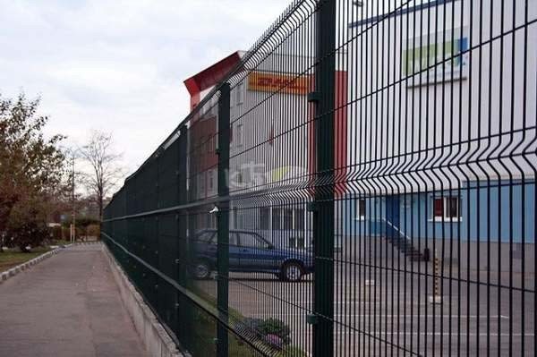 Строгий и солидный забор Строгий и солидный забор