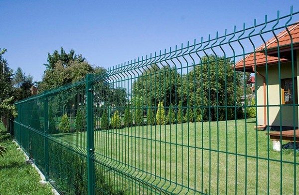 Такой вид имеет еврозабор из сетки Такой вид имеет еврозабор из сетки