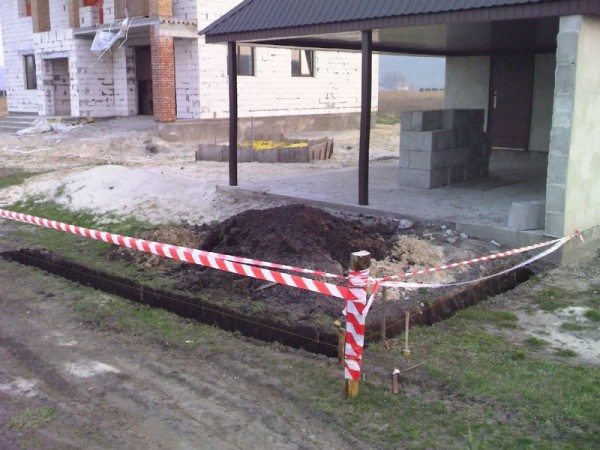 Траншея под фундамент