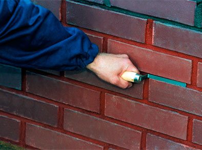 Цветная расшивка швов с использованием специального инструмента