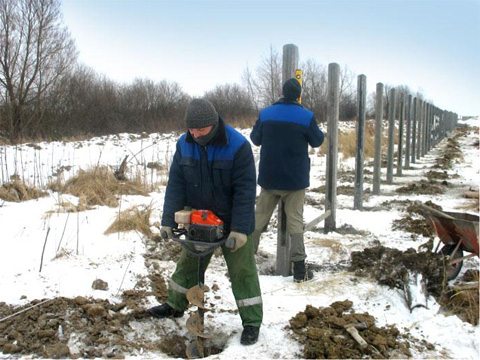Установка опорных столбов для забора Установка опорных столбов для забора