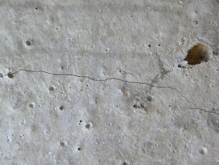 В жару бетон без увлажнения может растрескаться. В жару бетон без увлажнения может растрескаться.