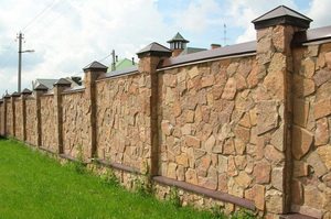 Забор из булыжника