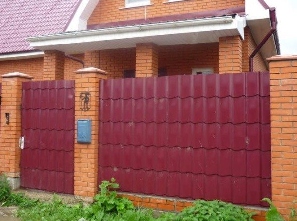 Забор из металлочерепицы – оригинальная замена профлисту