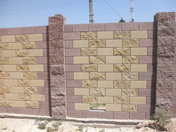 Забор из цветного шлакоблока Забор из цветного шлакоблока