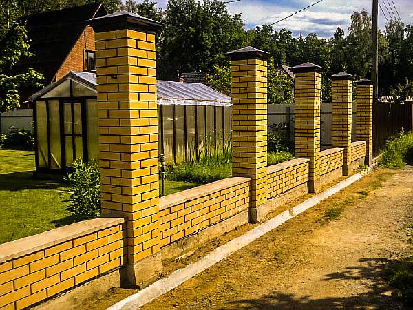 Фундамент под забор с кирпичными столбами