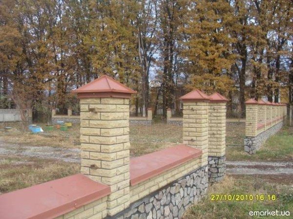 Забор с крышками Забор с крышками
