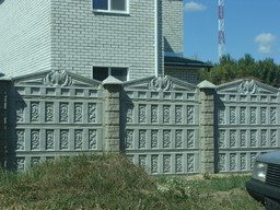 Заборные железобетонные плиты позволяют создавать сборные конструкции