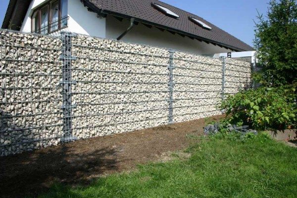 Заборы из габионов отлично подходят для загородных домов. Заборы из габионов отлично подходят для загородных домов.