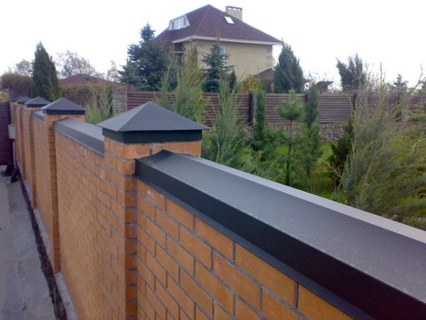 Защита ограждений при помощи специальных колпаков