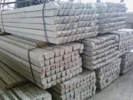 Железобетонные столбики продаются в строительных магазинах