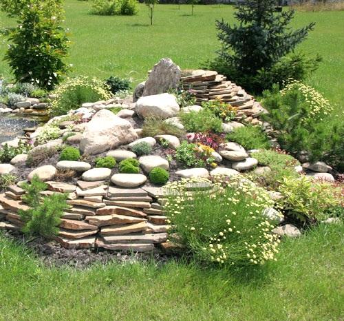 Альпийская горка из плоских камней