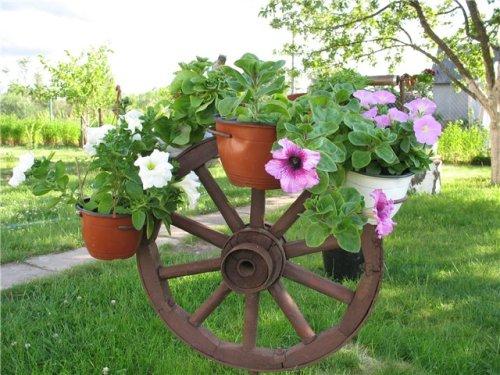 Цветник из колиса телеги