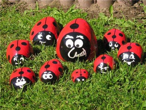 Божья коровка из камня