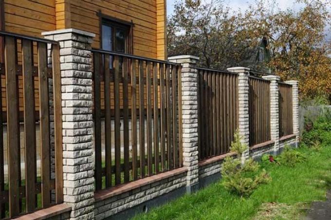 Деревянный забор с просветом