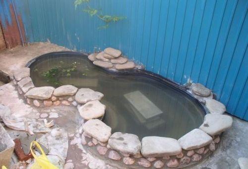 Наполняем чашу водой